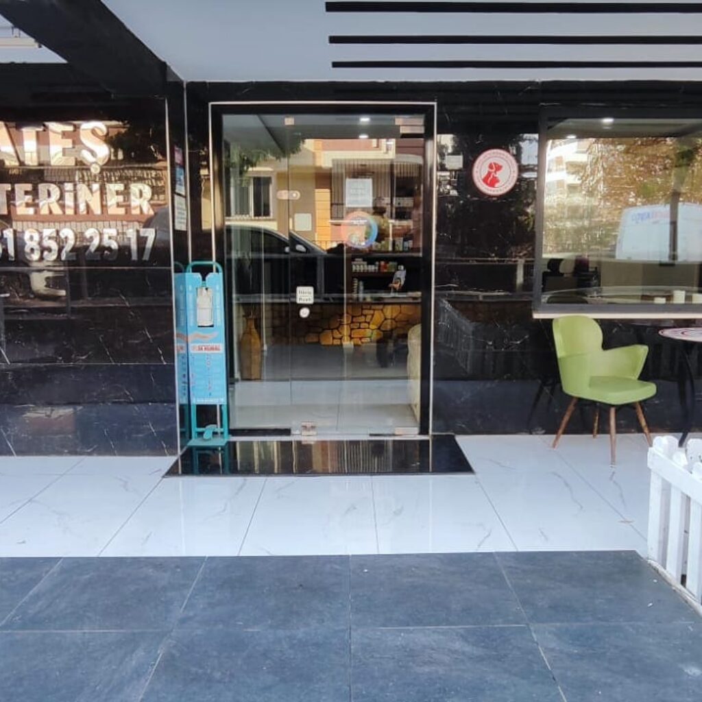 Ateş Veteriner Kliniği Karaköprü girişi